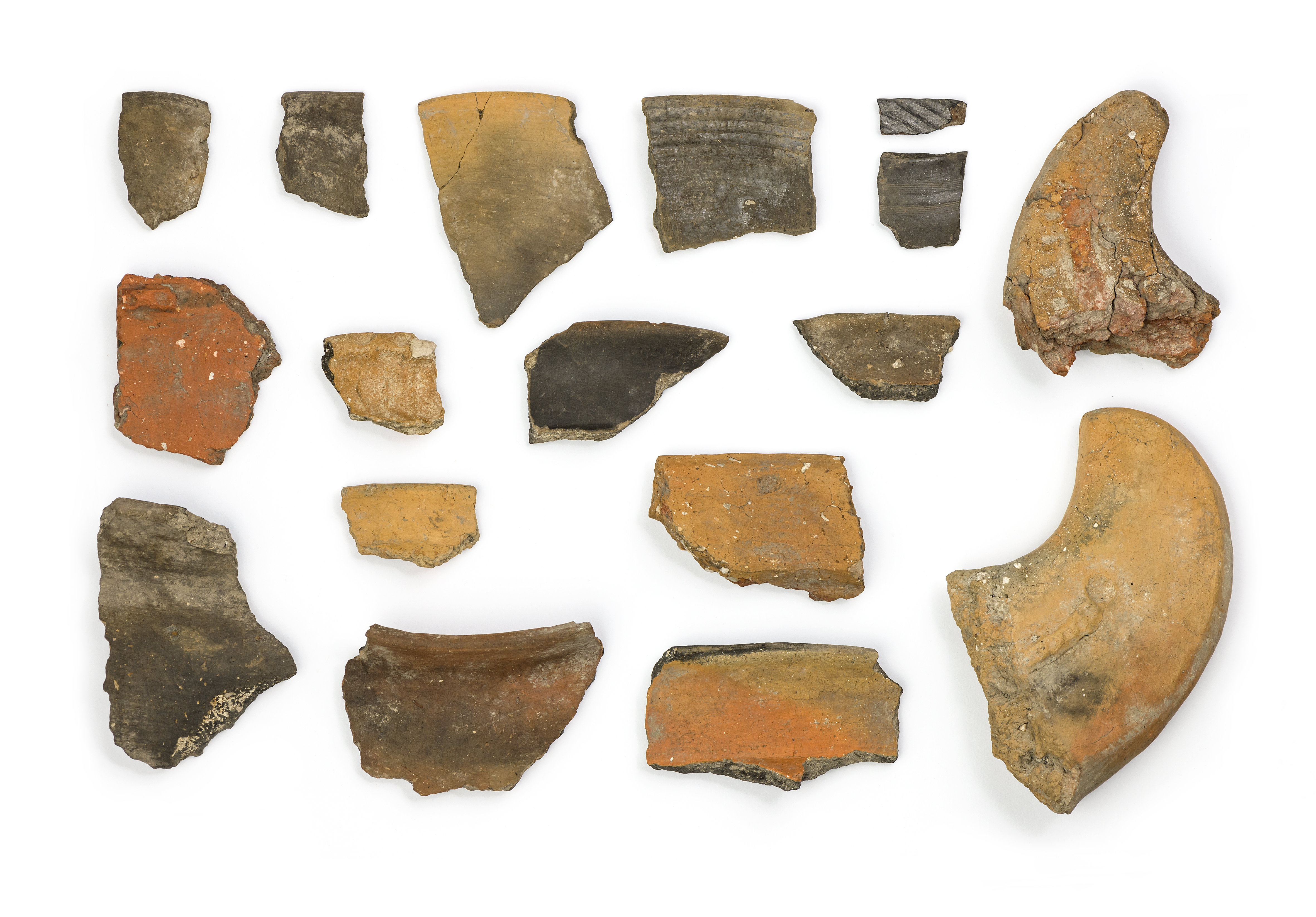  Zu den neu entdeckten Funden in der Flur "Sänder" gehören Bruchstücke von Gefäßen und "Feuerböcken" der spätbronzezeitlichen Urnenfelderkultur (rechts) und der frühen Keltenzeit (links). Foto: Katja Bode 